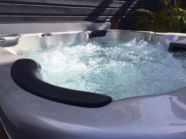 Le Flamboyant Avec Piscine Chauffee 30° Et Jacuzzi Lägenhet Saint-André Exteriör bild